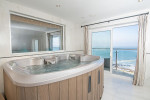 Whirlpool in einer Suite