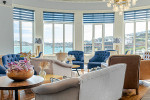 Lounge mit Blick aufs Wasser