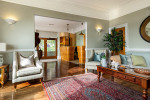 Blick von einer Lounge zur Rezeption
