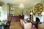 Hauseigene Bar mit Lounge
