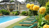Pool und Blick aufs Hotel