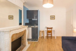 BB Matthieu Paris Reise Blaue Ferienwohnung Wohnzimmer Kuechenzeile