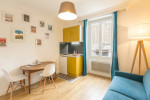 BB Matthieu Paris Reise Gelbe Ferienwohnung Wohnzimmer Kuechenzeile