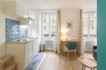 Studio Matthieu Paris Reise Wohnzimmer Kuechenzeile