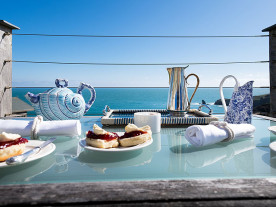 Tea time mit Meerblick in Cornwall genießen