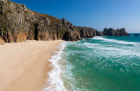 Sandstrand Porthcurno Beach im Westen Cornwalls